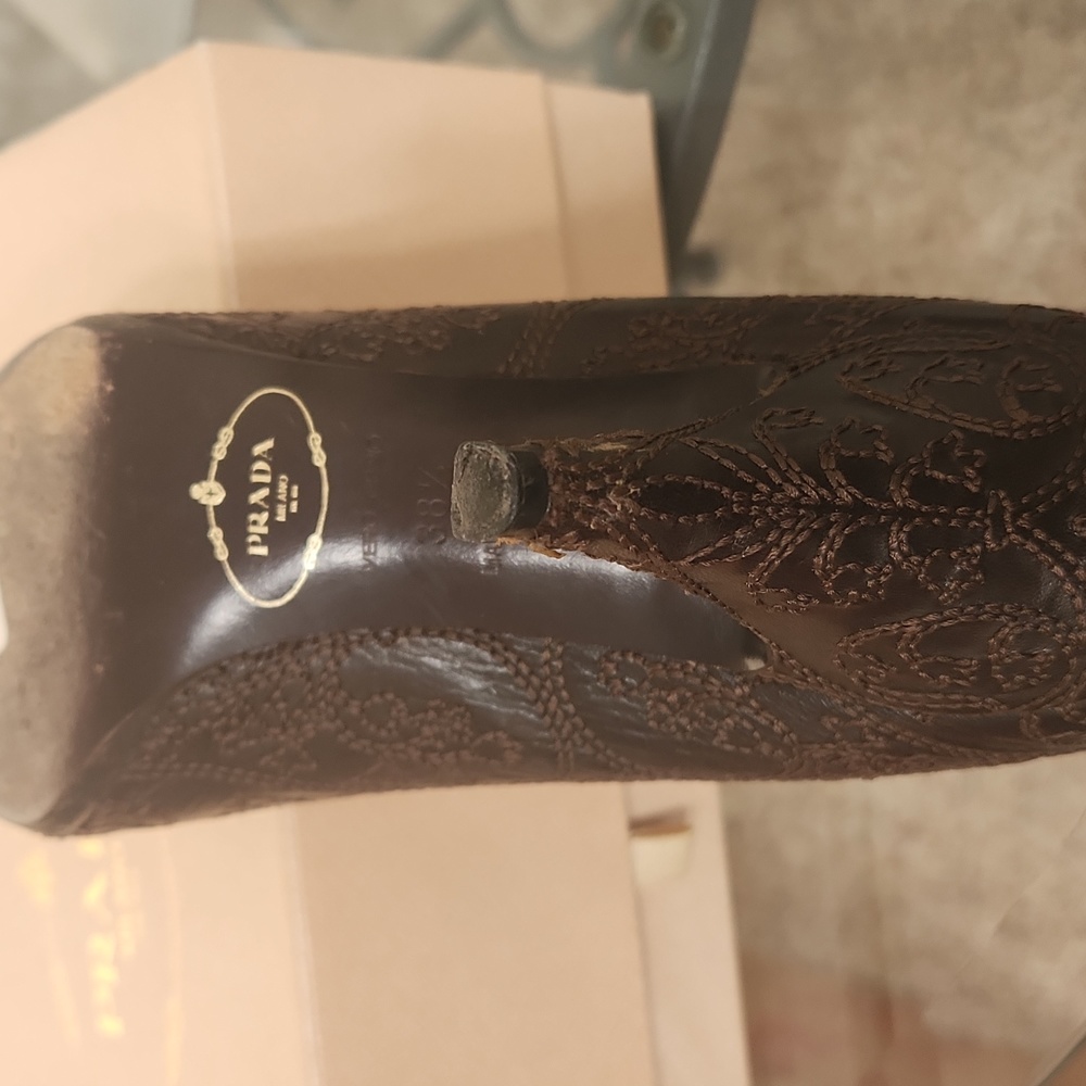 PRADA MILANO MADE IN ITALY SIZE 381/2 HEELS. All my shoes are authentic. - Picture 6 of 9